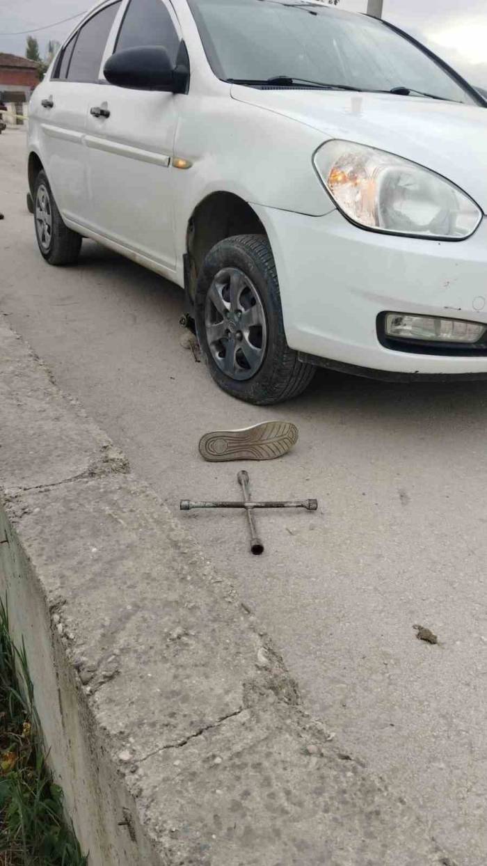 Lastik Değiştirirken Başına Bijon Anahtarı İsabet Eden Kişi Hayatını Kaybetti