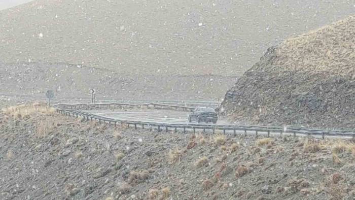 3 Bin Rakımlı Karabet Geçidi’nde Mevsimin İlk Karı Yağdı
