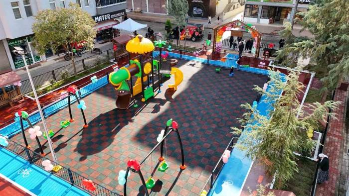 Yenilenen Cumhur Alan Çocuk Parkı Törenle Açıldı