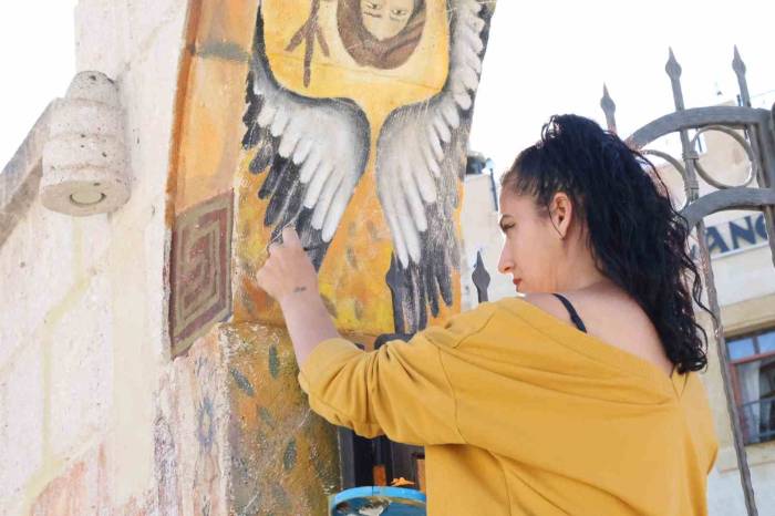 Resimlerini Tuale Değil, Duvara Çiziyor