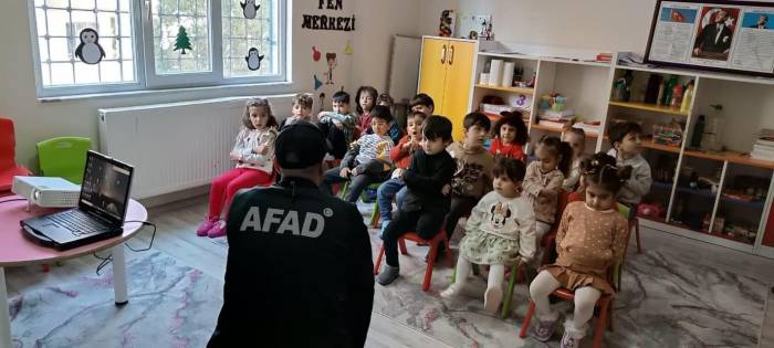 Afad Ekiplerinden Anaokulu Öğrencilerine Afet Farkındalık Eğitimi