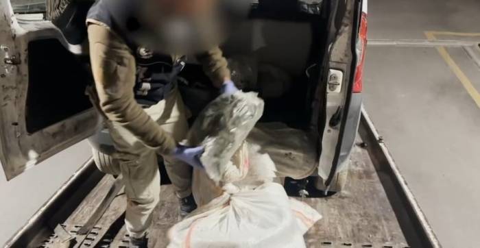 Batman’da ’dur’ İhtarına Uymayarak Polisten Kaçan Kamyonette Yüklü Miktarda Uyuşturucu Yakalandı