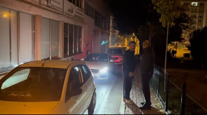 Ayakta Zor Yürüyen Sürücü Çekim Yapan Gazeteciyi Görünce Alkolmetreyi Üflemedi