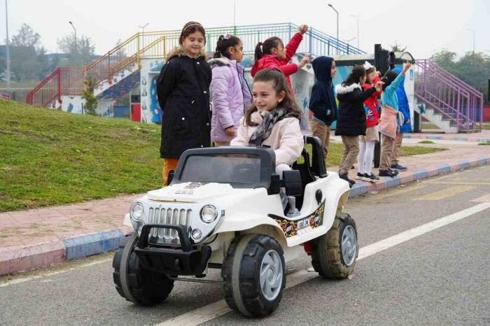 Öğrenciler Trafik Kurallarını Öğreniyor