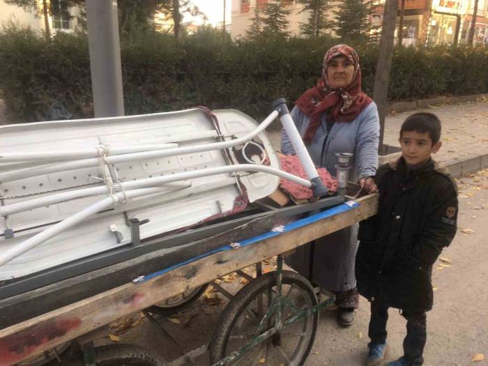 Hurdacılık Yapan Hasta Kadın Eşine, Torununa Ve Çocuklarına Bakıyor