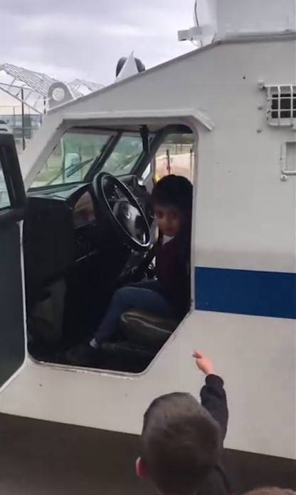 Polise Selam Veren Öğrencilere Shortland Sürprizi