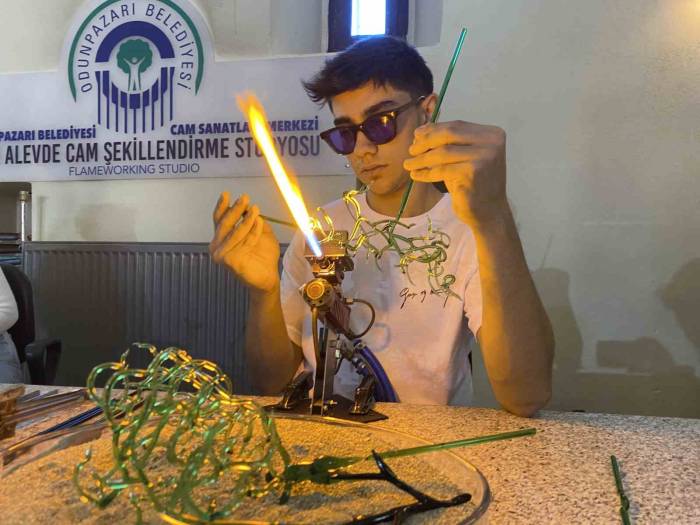 Eskişehir’in En Genç Cam Sanatı Ustası: “Elim Yansa Da Bunun Sevgisiyle Hala Devam Ediyorum”