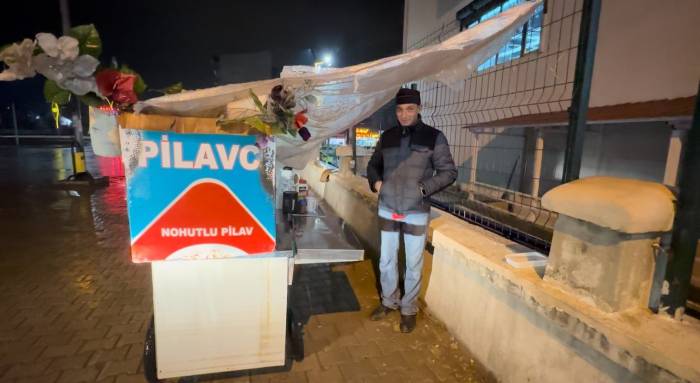 Naylon Altında Nohutlu Pilav Satarak Evini Geçindiriyor