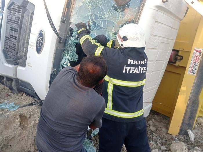 Devrilen Hafriyat Kamyonundaki 2 Kişi Yaralandı