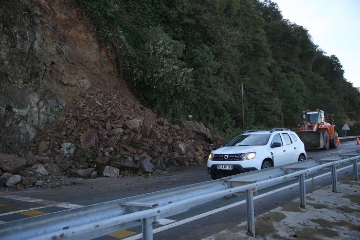 karadeniz-sahil-yolunda-heyelan-sonrasi-calismalar-suruyor-15.jpg