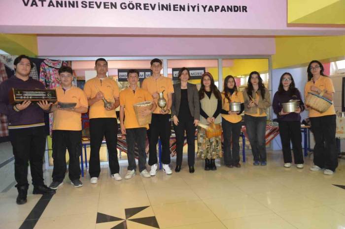 Liseli Öğrenciler Okul Koridorunu 100 Yıllık Eserlerin Olduğu Tarihi Müzeye Çevirdi