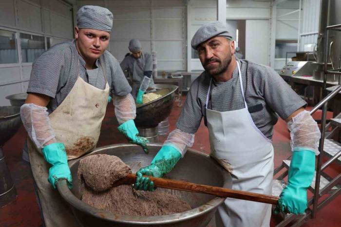 Tahin Helvasını Şeker Yerine Hurma Suyuyla Tatlandırıyorlar