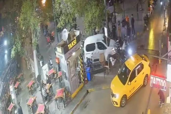 Polisten Kaçarken Motosikletleri Ezdi Geçti, O Anlar Kamerada