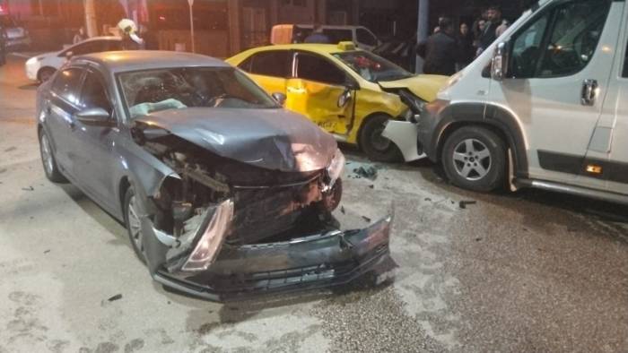 Zincirleme Kazada Maddi Hasar Oluştu