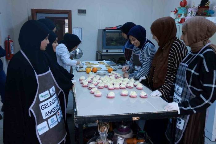 Geleceğin Anne Adayları Mutfakta Becerilerini Sergiledi