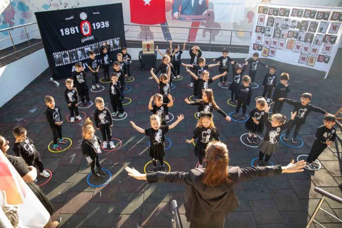 Mersin’de Minik Öğrenciler Atatürk’ü Andı