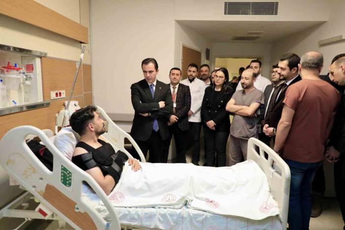 Vali Karakaya Kazada Yaralanan Sağlık Çalışanları Ve Vatandaşları Ziyaret Etti