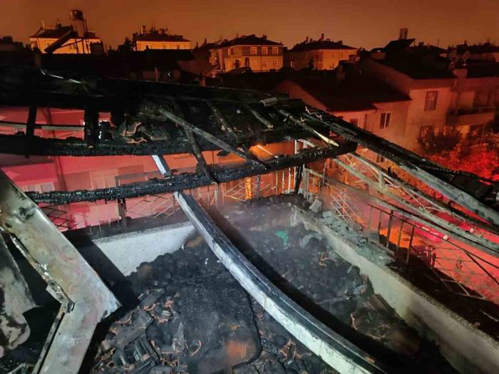 Karaman’da 2 Katlı Binanın Çatı Katında Korkutan Yangın