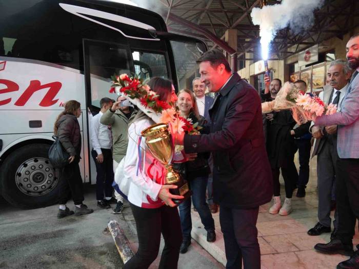 Avrupa Şampiyonu Asuman Çığlıoğlu, Memleketinde Coşkuyla Karşılandı