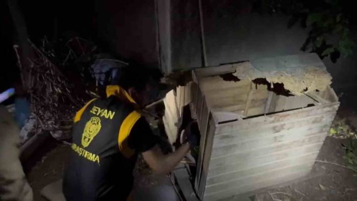 Köpek Kulübesinde El Bombası, Yatakta Silah Çıktı