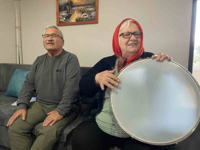 Gençler Ve Yaşlılar Koroya Hazırlanıyor