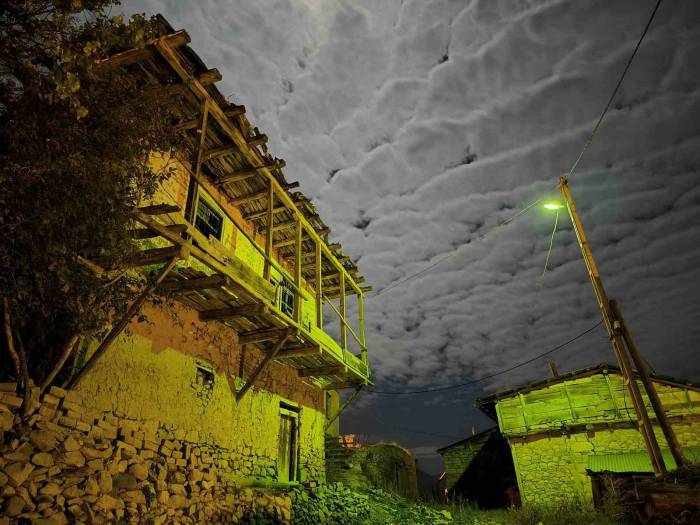 Erzurum’da Stratokümülüs Bulutları Görsel Şölen Oluşturdu