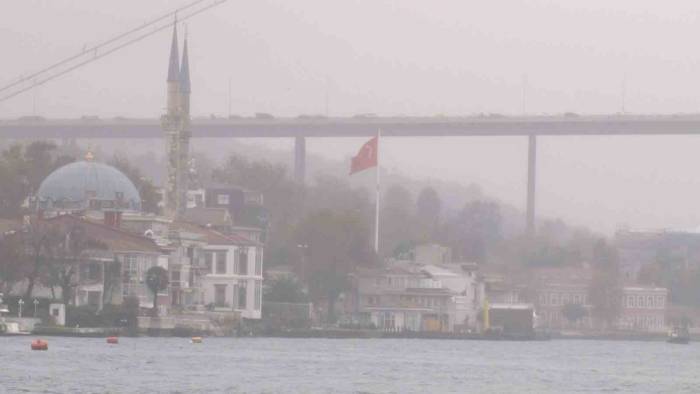 İstanbul Boğazı Sise Gömüldü