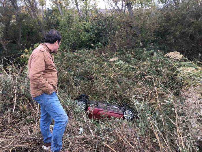 Takla Atarak Dereye Uçan Otomobilden Burnu Bile Kanamadan Çıktı