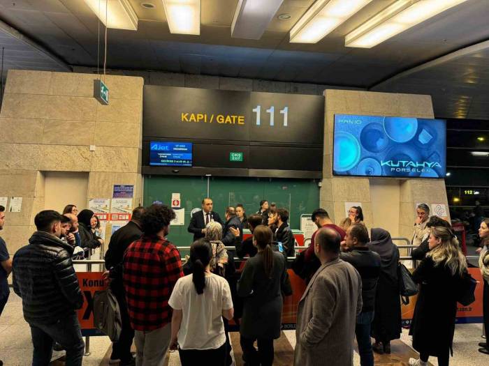 Ordu-giresun Uçuşunda Rötar Krizine Yolcular Tepki Gösterdi