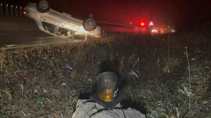 Kontrolden Çıkan Araç Sis İkaz Lambasına Çarpıp Takla Attı: 3 Yaralı