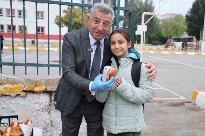 Güzelbahçe Belediyesi Her Gün Bin 500 Öğrenciye Süt Ve Poğaça Dağıtacak