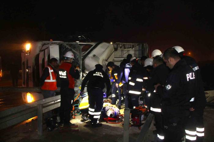 Amasya’da Hurda Yüklü Tır Devrildi, Araçta Sıkışan Sürücüyü Ekipler Kurtardı