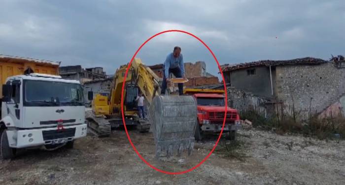 Kepçenin Kovasında Künefe Çeviren Operatörün O Anları İlgi Odağı Oldu