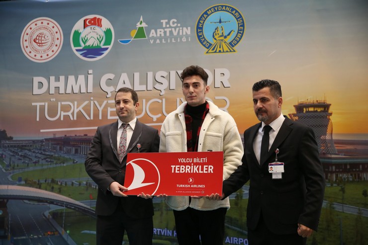 rize-artvin-havalimaninda-2024un-1-milyonuncu-yolcusuna-surpriz-toren-4.jpg