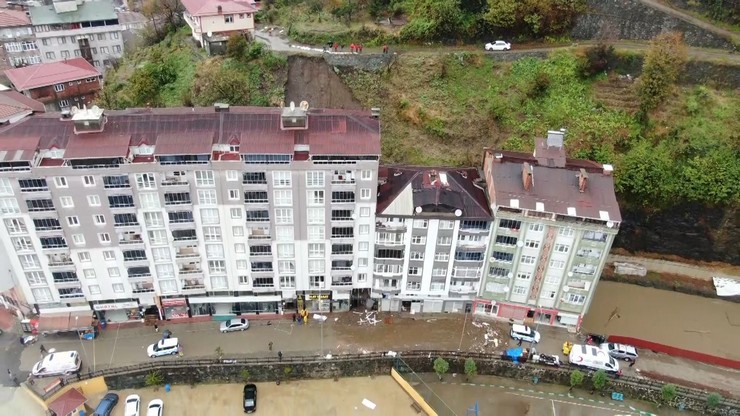 rizede-heyelana-maruz-kalan-6-apartman-icin-karar-verildi-1.jpg