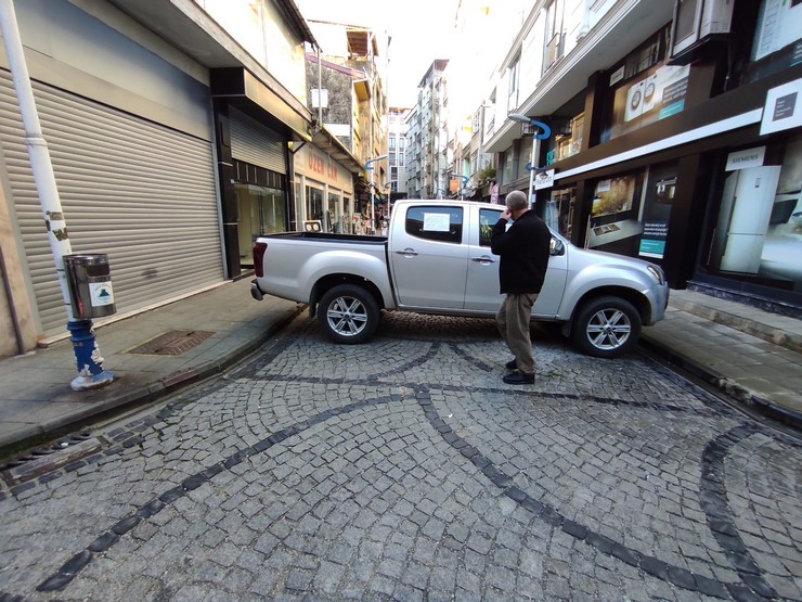 rizenin-pazar-ilcesinde-belediyenin-parkomat-uygulamasinda-kisiye-ozel-ayirimcilik-yapildigini-iddia-eden-esnaf-protesto-amaciyla-aracini-sokaga-yan-cekerek-sokagi-tra-3.jpg