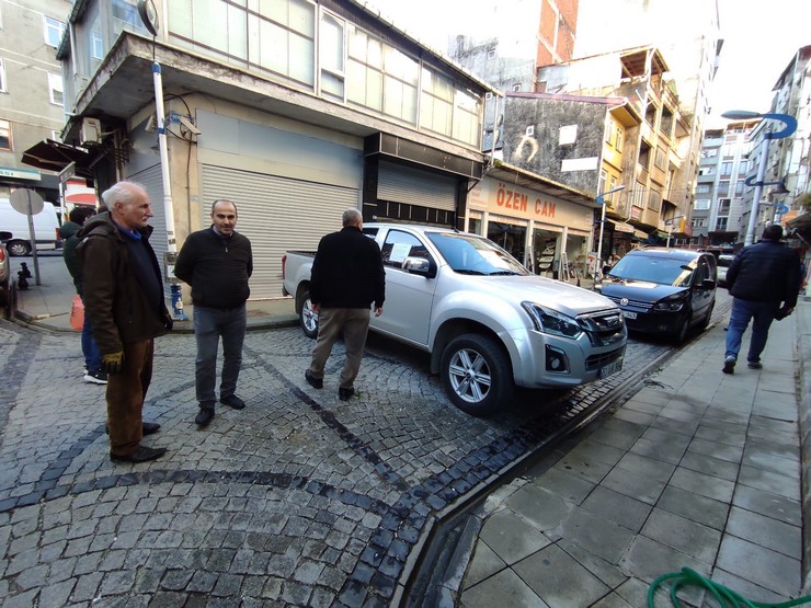 rizenin-pazar-ilcesinde-belediyenin-parkomat-uygulamasinda-kisiye-ozel-ayirimcilik-yapildigini-iddia-eden-esnaf-protesto-amaciyla-aracini-sokaga-yan-cekerek-sokagi-trafi-1.jpg