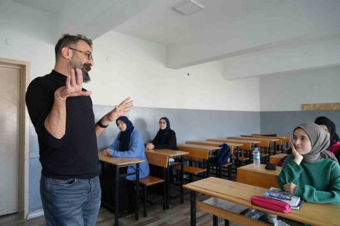 Serebral Palsi Hastası Öğretmen 22 Yıldır Öğrencilerine ’rehber’ Oluyor