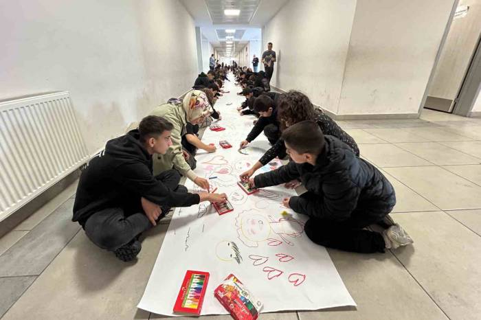 700 Öğrenci ‘Sevgiyi Çiziyorum’ Temasıyla Öğretmenlerine Olan Duygularını Resmetti