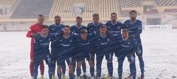 pazarspor-nesine-3-lig-12-haftasinda-yogun-kar-altinda-oynanan-karsilasmada-bayburt-ozel-idarespor-ile-deplasmanda-1-1-berabere-kaldi-1.jpg