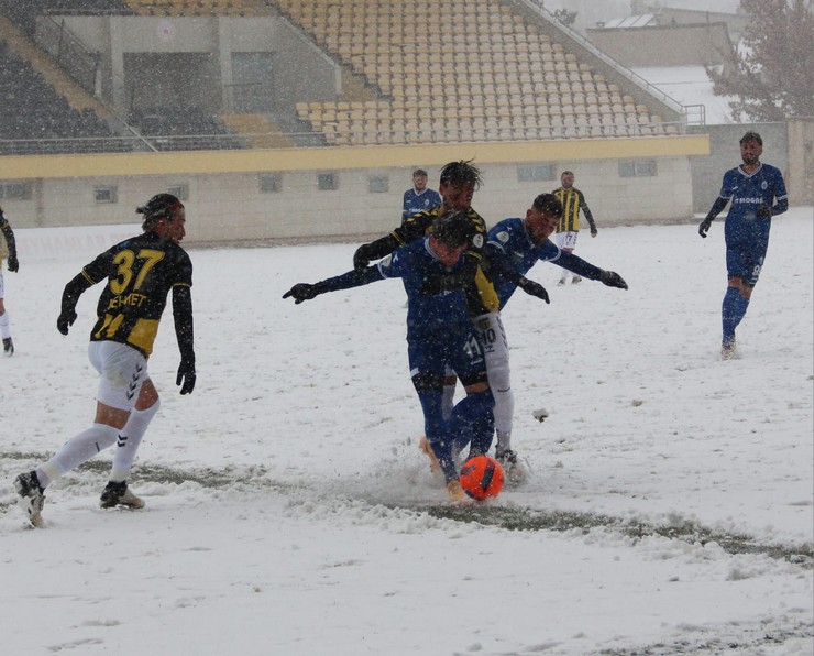 pazarspor-nesine-3-lig-12-haftasinda-yogun-kar-altinda-oynanan-karsilasmada-bayburt-ozel-idarespor-ile-deplasmanda-1-1-berabere-kaldi-5.jpg