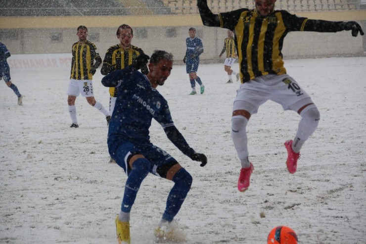 pazarspor-nesine-3-lig-12-haftasinda-yogun-kar-altinda-oynanan-karsilasmada-bayburt-ozel-idarespor-ile-deplasmanda-1-1-berabere-kaldi-6.jpg