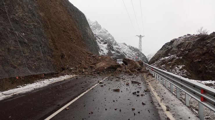 artvin-yusufeli-karayolunda-meydana-gelen-heyelan-nedeniyle-yol-ulasima-kapandi.jpg