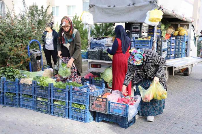 Seyyar Manav Ve Fırın Sayesinde İhtiyaçlarını Karşılıyorlar