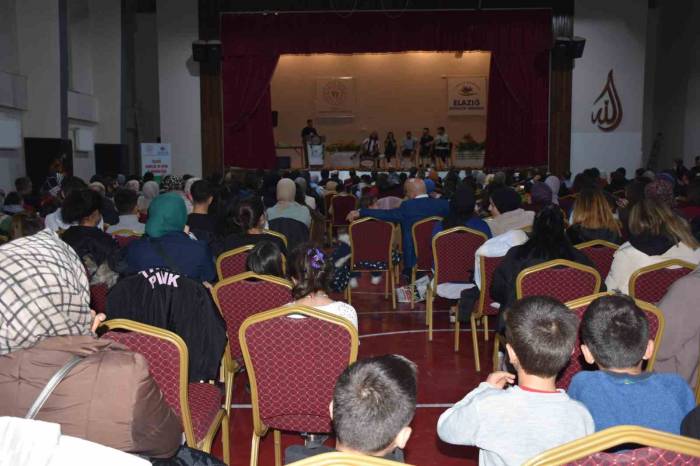 Elazığ’da ‘Güler Misin Ağlar Mısın’ Adlı Tiyatro Büyük Beğeni Topladı