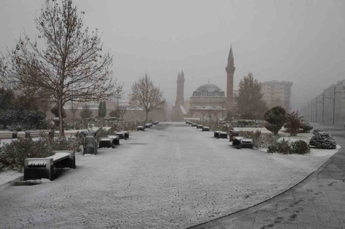 Sivas’ta Özlenen Kar Kent Merkezine Düştü, Sürücüler Hazırlıksız Yakalandı