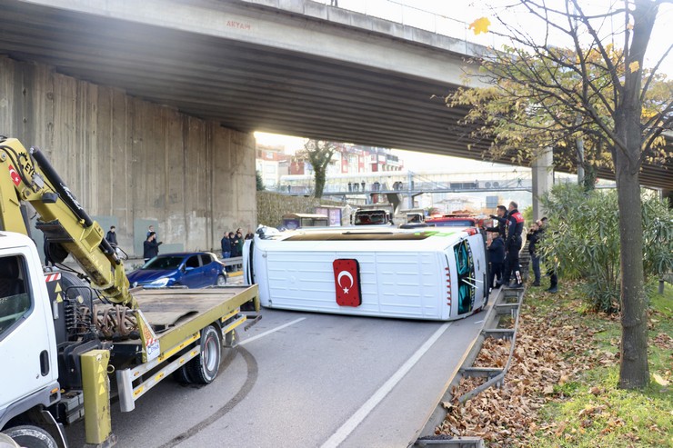 trabzonda-uc-aracin-karistigi-trafik-kazasinda-yaralanan-kisi-tedavi-altina-alindi-1.jpg