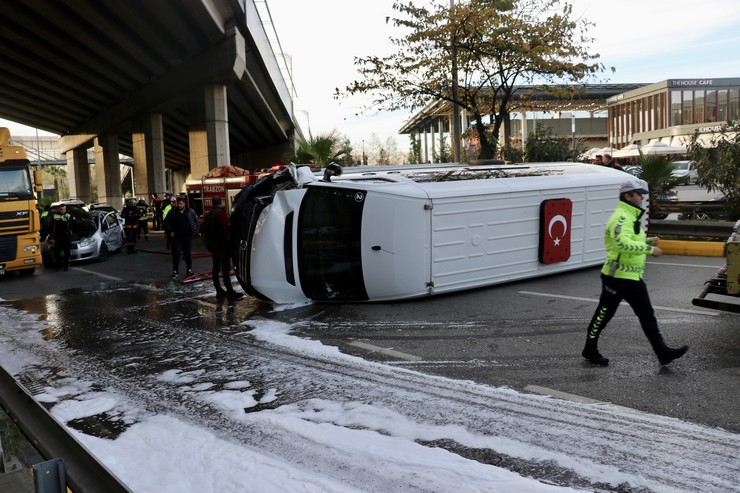 trabzonda-uc-aracin-karistigi-trafik-kazasinda-yaralanan-kisi-tedavi-altina-alindi-4.jpg