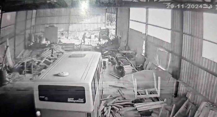 28 Yaşındaki Genç Babasının Çalıştığı Atölyeye Minibüsle Daldı