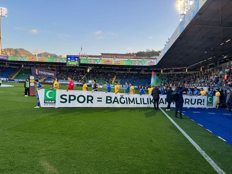 yesilay-tarafindan-ulke-genelinde-hayata-gecirilen-bagimsizlik-seferberligine-iki-super-lig-takimi-futbol-musabakasina-spor-bagimliliktan-korur-pankarti-ile-cikarak-d-3.jpg